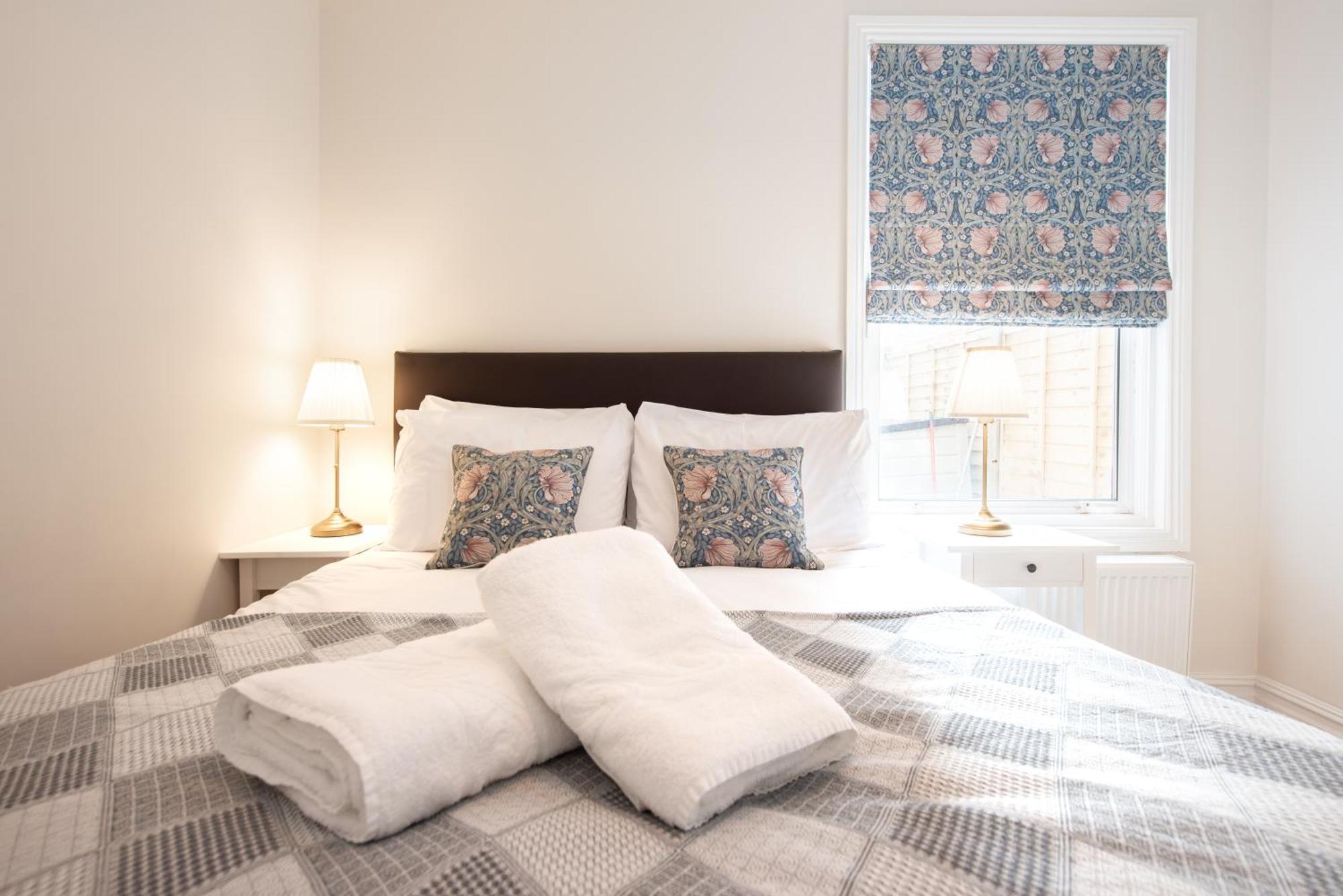 Victorian 2Br Apartment, King Beds, Fast Wifi, Near Shops, Cafes & Transport, E17 London Bagian luar foto