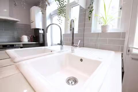Victorian 2Br Apartment, King Beds, Fast Wifi, Near Shops, Cafes & Transport, E17 London Bagian luar foto